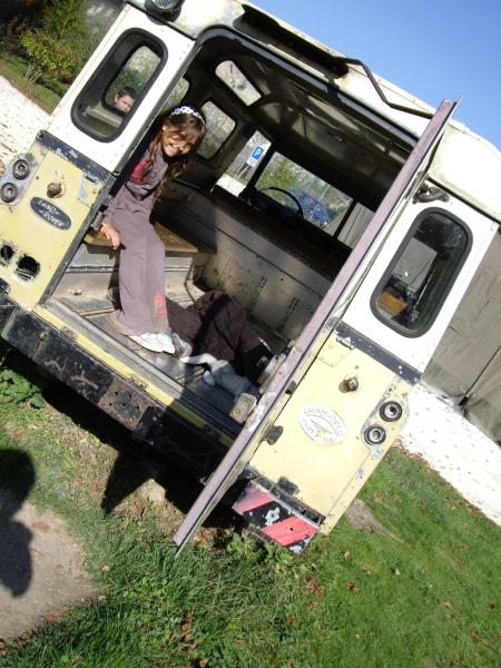 la elle est dans un camion